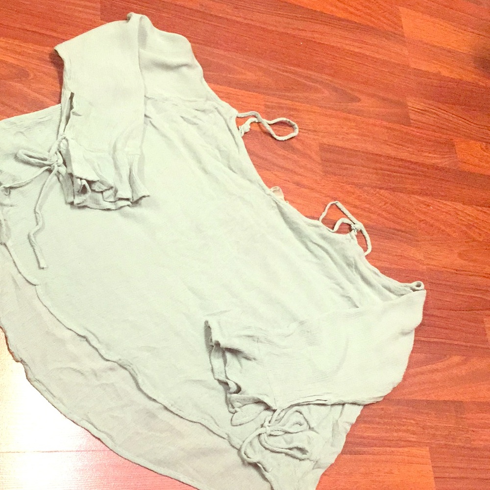 Cold shoulder long sleeve flowy top.